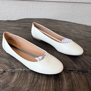 Women’s Journee  Collection Elegant White Women's Flats Size 8M